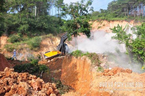 Phương tiện chuyên dụng phá dỡ công trình nằm trong phạm vi cưỡng chế