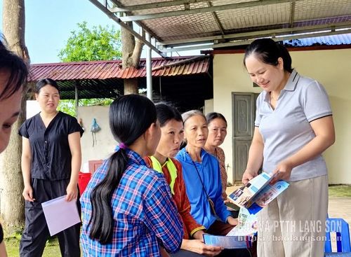 Cán bộ Trung tâm Y tế khu vực Cao Lộc tuyên truyền cho người dân về điều chỉnh mức sinh