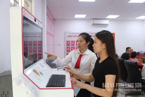 Người dân nhập thông tin trên “Trạm dịch vụ công số” tại Trung tâm Phục vụ hành chính công phường Tam Thanh