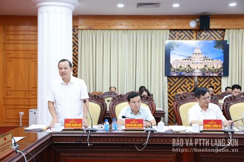 Đồng chí Phùng Quang Hội, Ủy viên Ban Thường vụ Tỉnh ủy, Bí thư Đảng ủy phường Đông Kinh làm rõ tiến độ giải phóng mặt bằng một số dự án trên địa bàn
