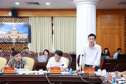 Lãnh đạo phường Lương Văn Tri báo cáo tình hình phát triển kinh tế - xã hội 8 tháng đầu năm, nhiệm vụ 4 tháng cuối năm 2026