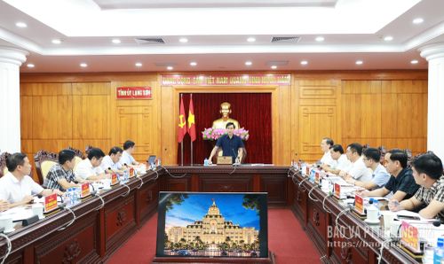 Đồng chí Hoàng Quốc Khánh, Ủy viên Trung ương Đảng, Bí thư Tỉnh ủy quán triệt nội dung buổi làm việc