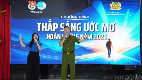 Các tiết mục văn nghệ do cán bộ trại giam, đoàn viên, thanh niên và phạm nhân biểu diễn tại chương trình.