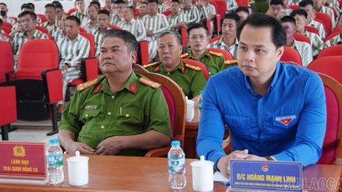 Đại biểu dự chương trình.