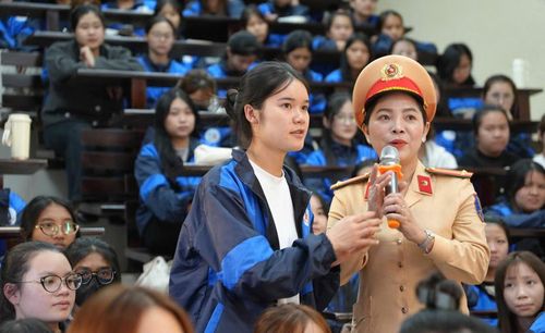 Tuyên truyền về an toàn giao thông tại Trường Cao đẳng Đà Lạt. Ảnh: Lê Tiến
