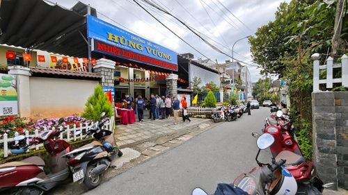 Phụ huynh đậu xe gọn gàng trước Trường Tiểu học Hùng Vương trong ngày khai giảng. Ảnh: Lê Tiến