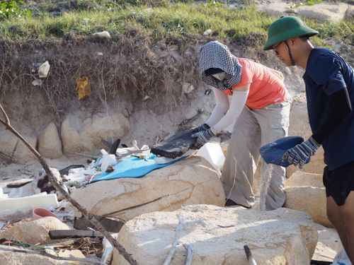 Tình nguyện viên nhặt rác bảo vệ môi trường đảo Hòn Cau