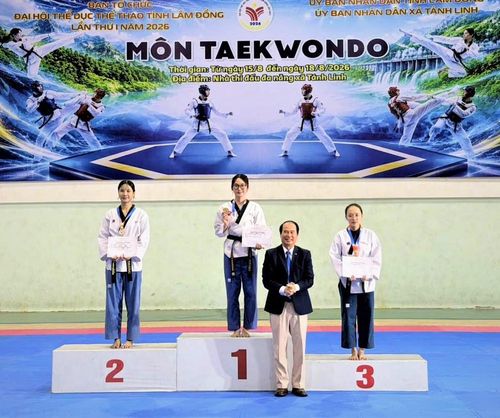 Võ Khai Nguyên trên bục nhận HCV môn taekwondo tại Đại hội TDTT