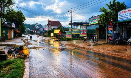 Đoạn đường trung tâm thôn Đa Sar, xã Lạc Dương tiềm ẩn nguy cơ tràn bùn ra đường khi có mưa lớn