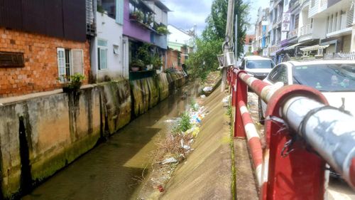 Khu vực lòng suối Tô Ngọc Vân vẫn còn tình trạng đổ rác bừa bãi