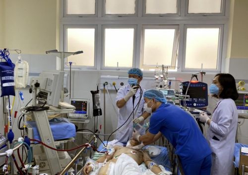 Ê kíp HSCC cho bệnh nhân tại Bệnh viện Đa khoa tỉnh Lâm Đồng