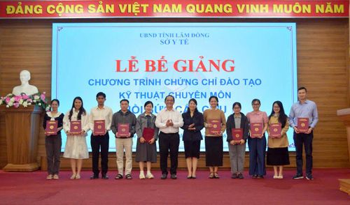 Trao Chứng chỉ đào tạo kỹ thuật chuyên môn HSCC cho học viên.