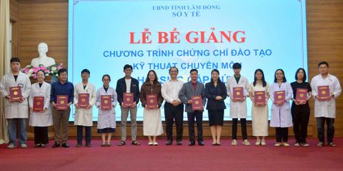 Trao Chứng chỉ Đào tạo kỹ thuật chuyên môn hồi sức cấp cứu cho học viên