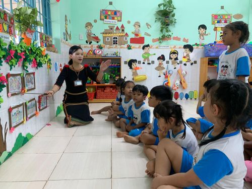 Một tiết học của trẻ mầm non DTTS