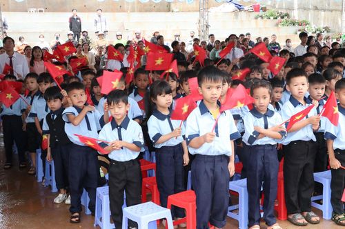 Học sinh Trường PTNT liên cấp Tiểu học và THCS Quảng Trực đón năm học mới