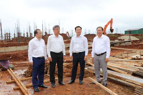 Chủ tịch UBND tỉnh Hồ Văn Mười (thứ 2 bên phải qua) và Phó Chủ tịch UBND tỉnh Nguyễn Minh (thứ 2 bên trái qua) kiểm tra tiến độ xây dựng Trường PTNT liên cấp TH&THCS Thuận Hạnh (xã Thuận Hạnh).