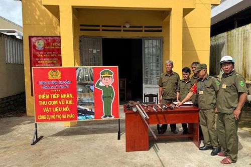Lực lượng ANTT cơ sở xã Tân Hải tiếp nhận các loại vũ khí do người dân tự nguyện giao nộp