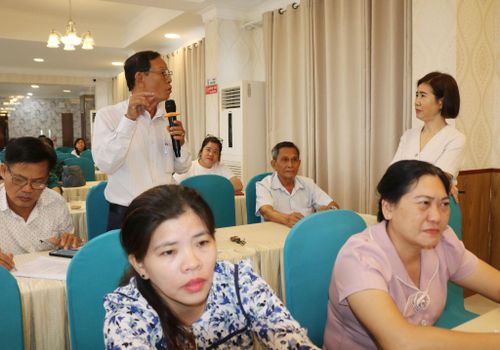 Đại biểu trao đổi một vấn đề trong nội dung tập huấn với Tiến sĩ Lê Thị Vân Anh