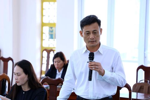 Phó Giám đốc Sở Tài chính Lâm Đồng Nguyễn Ngọc Đức trao đổi về quy định phân bổ nguồn lực thực hiện các chương trình MTQG