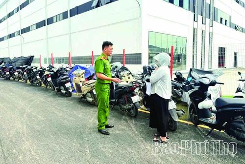 Cán bộ Công an xã Bình Xuyên kiểm tra thông tin đăng ký xe mô tô của công nhân tại khu công nghiệp trên địa bàn.