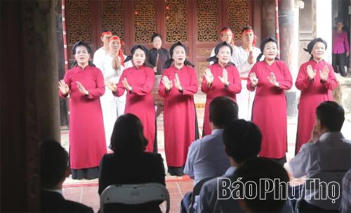 Du khách trải nghiệm nghe Hát Xoan tại đình cổ Hùng Lô.