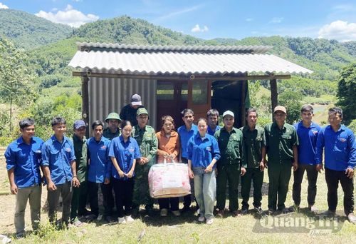 Cán bộ, chiến sĩ Đồn Biên phòng Ba Nang cùng Đoàn Thanh niên dựng lại nhà, trao chăn ấm cho chị Hồ Thị Pân - Ảnh: K.S