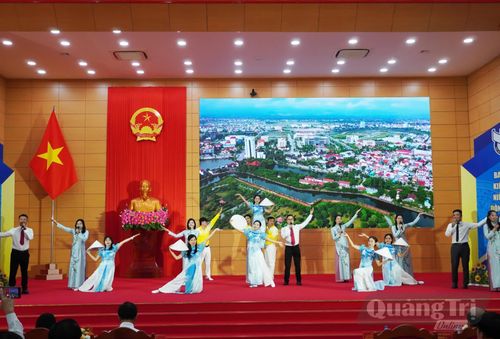 Tiết mục văn nghệ của những người làm báo tỉnh Quảng Trị tại lễ trao giải - Ảnh: X.P