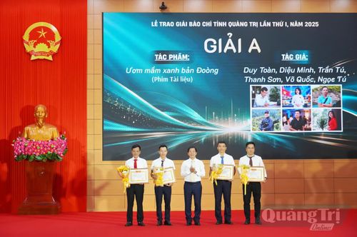 Đồng chí Nguyễn Văn Phương, Bí thư Tỉnh ủy trao giải A cho nhóm tác giả Báo và phát thanh, truyền hình Quảng Trị - Ảnh: X.P
