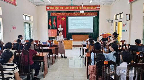 Khóa tập huấn không chỉ trang bị kỹ thuật mà còn nâng cao tư duy quản lý vùng trồng và năng lực quản trị cho các hộ trồng nén trên địa bàn xã Lệ Ninh - Ảnh: P.V