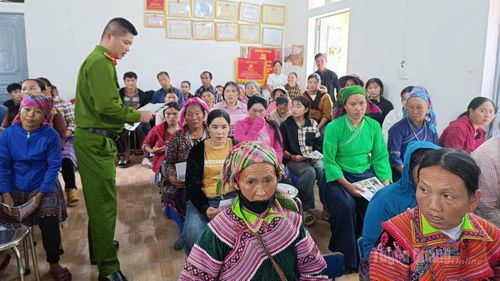 Cán bộ Phòng Cảnh sát điều tra tội phạm về ma túy Công an tỉnh và Công an xã Xín Mần tuyên truyền về Luật phòng, chống ma túy trên địa bàn xã Xín Mần.