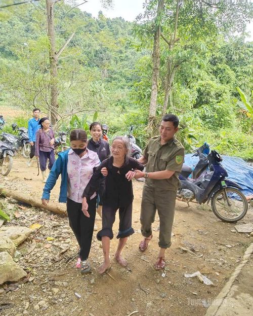 Cụ bà Lý Thị Diên được tìm thấy và đưa về gia đình an toàn.