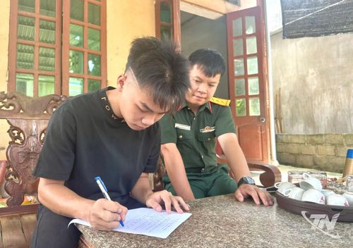 Triệu Hoàng Thái viết đơn tình nguyện nhập ngũ.
