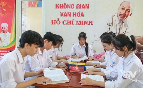 Chi bộ Trường THPT Lưu Nhân Chú chú trọng bồi dưỡng lý tưởng của Đảng cho quần chúng ưu tú.