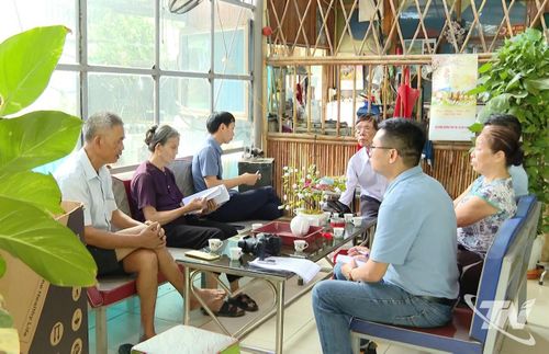 Một số hộ dân thôn 3, xã Nà Phặc trao đổi với phóng viên về những vướng mắc liên quan đến nguồn gốc đất đang sử dụng, kéo dài hàng chục năm chưa được giải quyết dứt điểm.