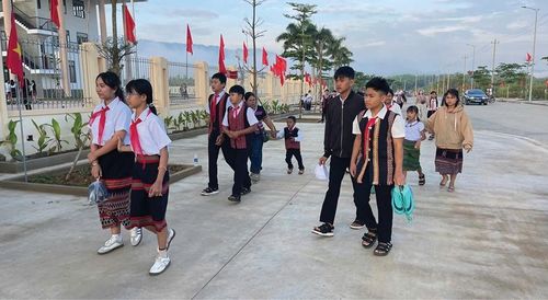 Học sinh vùng A Lưới nô nức đến trường.