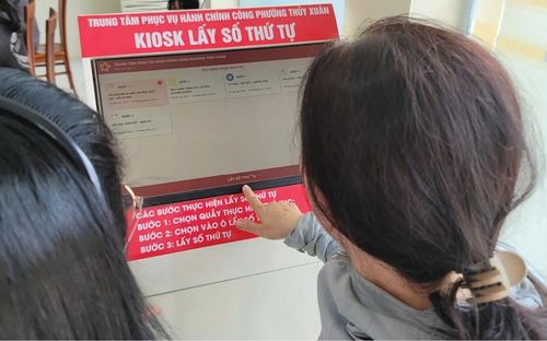 Hướng dẫn người dân lấy số đăng ký loại hình thủ tục hành chính tại Trung tâm Phục vụ hành chính công phường Thủy Xuân.
