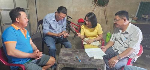 Cán bộ tổ dân phố 10, phường Vỹ Dạ gặp gỡ, nắm bắt tình hình và nhu cầu của người dân.