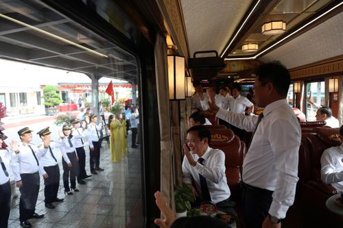 Đoàn tàu du lịch "Cố đô Huế - Phong Nha: Hành trình di sản thế giới" bắt đầu lăn bánh sau lễ khai trương ngày 28/8.