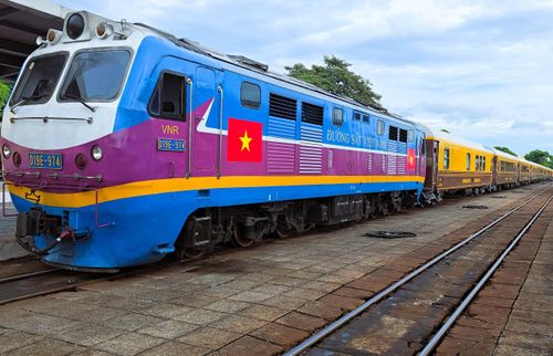 Đoàn tàu du lịch “Cố đô Huế - Phong Nha: Hành trình Di sản thế giới” tại ga Đồng Hới.