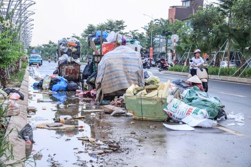 Tuyến đường đẹp đoạn Đầm Hồng - QL1A vừa được thông xe chưa đầy một năm nhưng rác thải chiếm tới hơn nửa lòng đường, gây mất ATGT và mỹ quan đô thị.