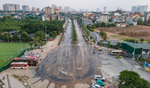 Tuy nhiên không có công nhân tiến hành thu dọn đất đá, bùn đất và vật liệu xây dựng vẫn còn vương vãi trên mặt đường.