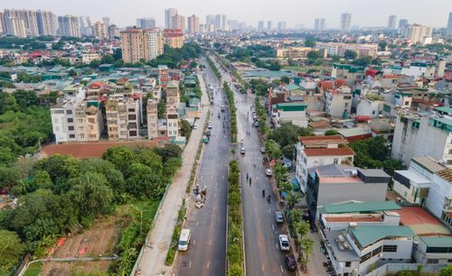 Ghi nhận của PV Báo Xây dựng cho thấy, tình trạng bụi phát tán ra khu vực xung quanh đường Vành đai 2,5 đoạn Đầm Hồng - QL1A đã được cải thiện đáng kể. Tại công trường thi công đường Vành đai 2,5, xe phun nước được bố trí hoạt động, tập trung tưới ẩm những đoạn đường có nhiều phương tiện, máy móc thi công và lưu thông qua lại. Mặt đường được tưới ẩm giúp hạn chế bụi bốc lên mỗi khi xe tải, máy móc di chuyển.