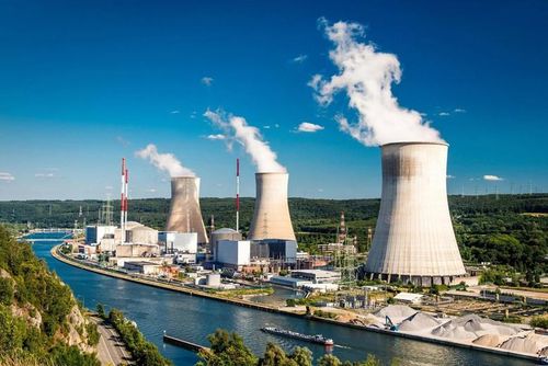 Tập đoàn Điện lực Việt Nam (EVN) là chủ đầu tư dự án Ninh Thuận 1, dự kiến tổng công suất khoảng 2.400 MW. Trong khi đó, Tập đoàn Công nghiệp - Năng lượng Quốc gia Việt Nam (Petrovietnam) được giao làm chủ đầu tư dự án Ninh Thuận 2.