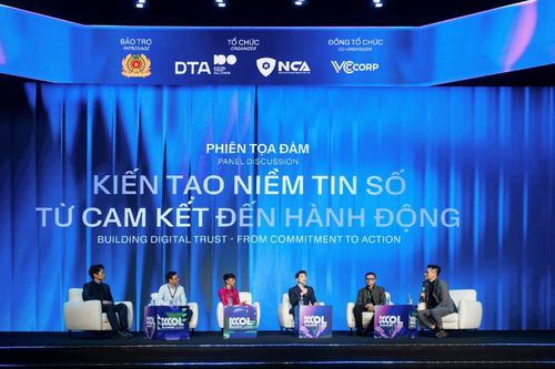 Ông Đỗ Quang Vinh tham gia tọa đàm chủ đề "Kiến tạo niềm tin số từ cam kết đến hành động".