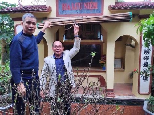 Thành Đô (bên phải) cùng Anh hùng Lực lượng vũ trang nhân dân Trịnh Minh Đích trước nhà bia lưu niệm. Ảnh: Thành Đô