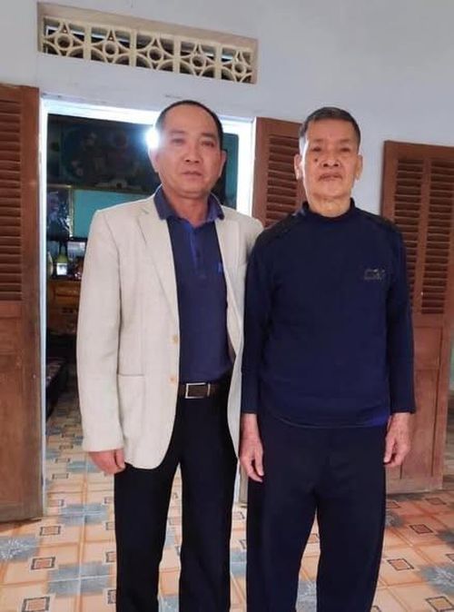 Thành Đô cùng Anh hùng Lực lượng vũ trang nhân dân Trịnh Minh Đích tại ngôi nhà cấp 4 của gia đình, được xây dựng từ những năm 1980. Ảnh: Thành Đô