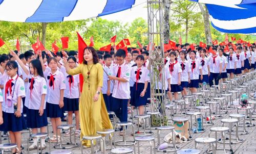 Cô và trò Trường THCS Lê Quý Đôn bước vào năm học đầu tiên sau khi đổi tên ↵