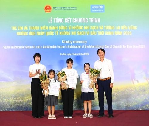 Đại diện Ban tổ chức trao giải Nhất và giải Nhì hạng mục Thử thách sáng tạo “Em kể chuyện không khí” tặng các em học sinh đoạt giải