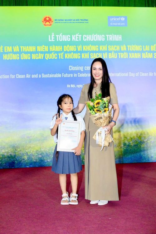 Cô giáo Nguyễn Thu Hoà chúc mừng học sinh Nguyễn Hà Dương, Trường Tiểu học Vĩnh Hưng đạt giải Nhì