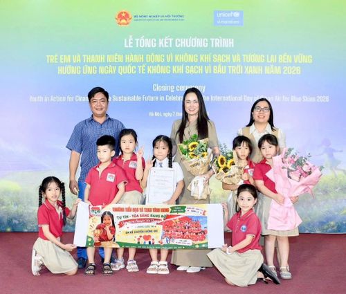 Cô giáo cùng các em học sinh Trường Tiểu học Vĩnh Hưng chúc mừng Nguyễn Hà Dương đạt giải Nhì